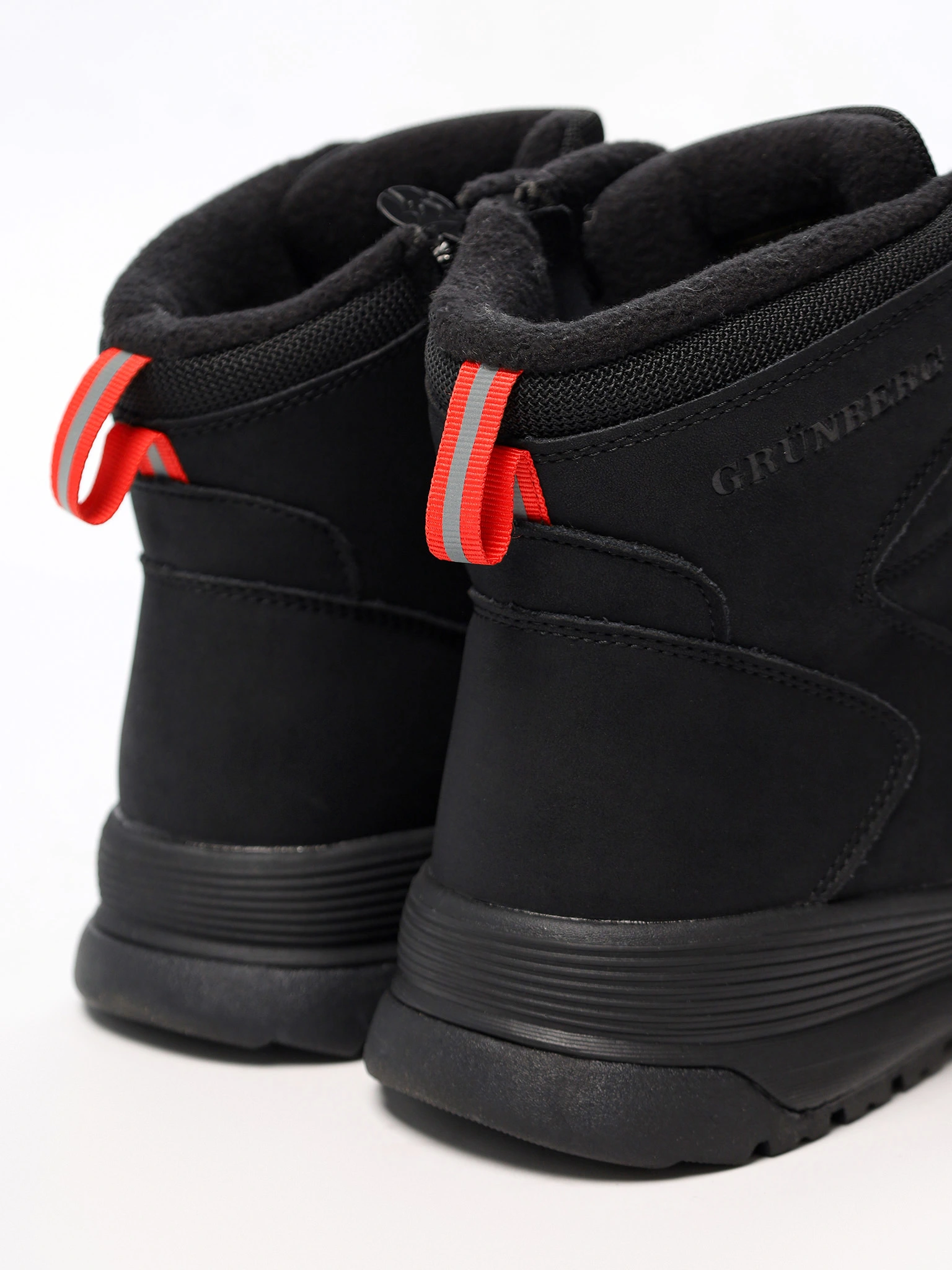 Ботинки черного цвета на средней рельефной подошве